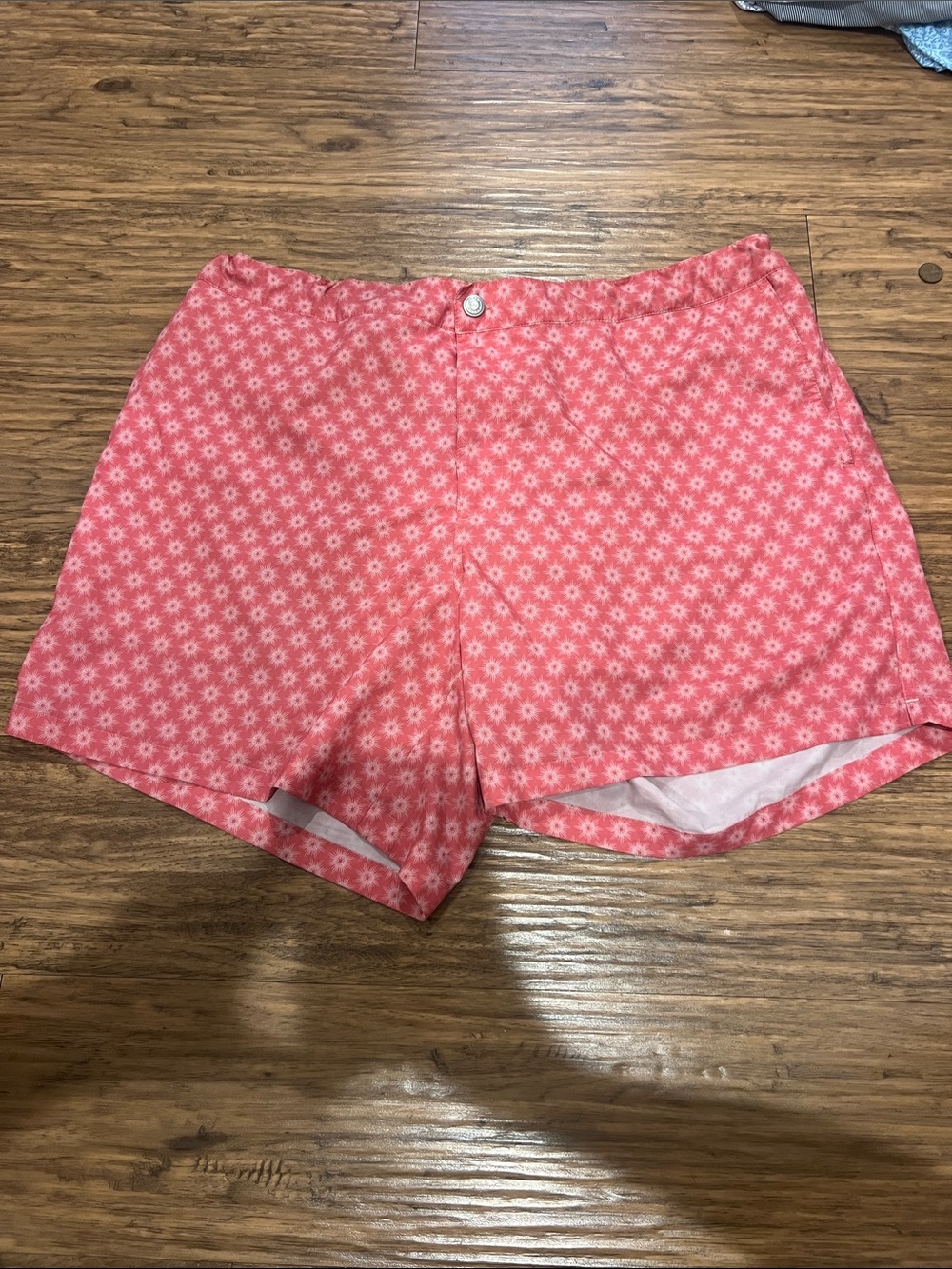 Peter Millar Crown Crafted Men’s Pink Swim Shorts
Size: XL
Inseam: 5.5”